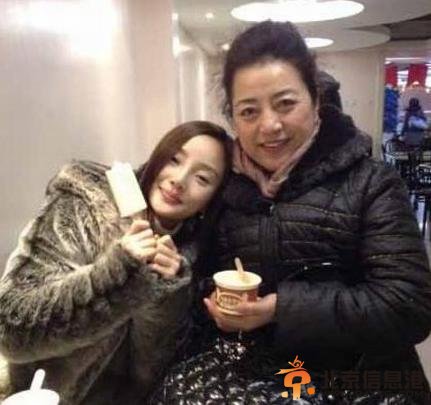 李小璐遭婆婆暗讽婆媳关系不好 昔日亲密合照曝光