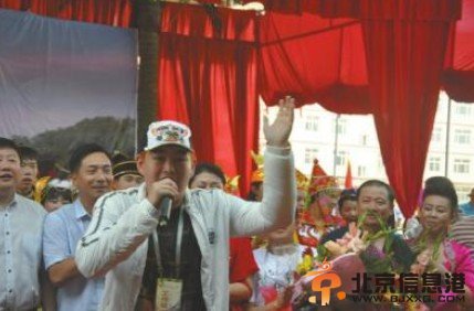 本山17岁儿子下乡巡演受好评 将继承30亿产业