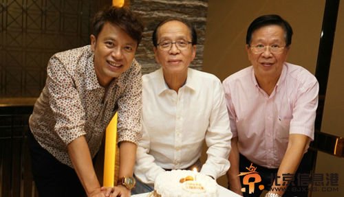 李克勤跟爸爸(中)与岳父（右）一起庆祝父亲节。