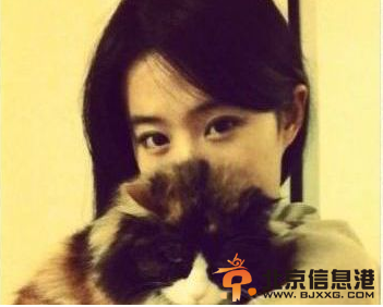 刘亦菲抱猫照萌倒众粉丝  女神曾经多次被曝是变性人（组图）