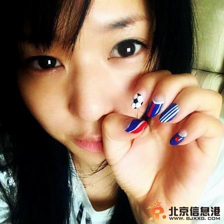 日本男足伤苍井空的心！不爽输球疑借酒消愁