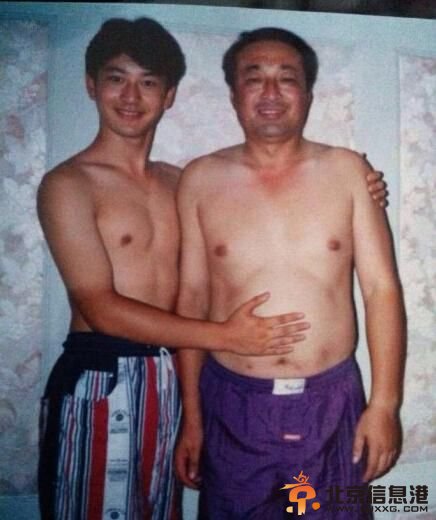 黄晓明与父亲的旧照