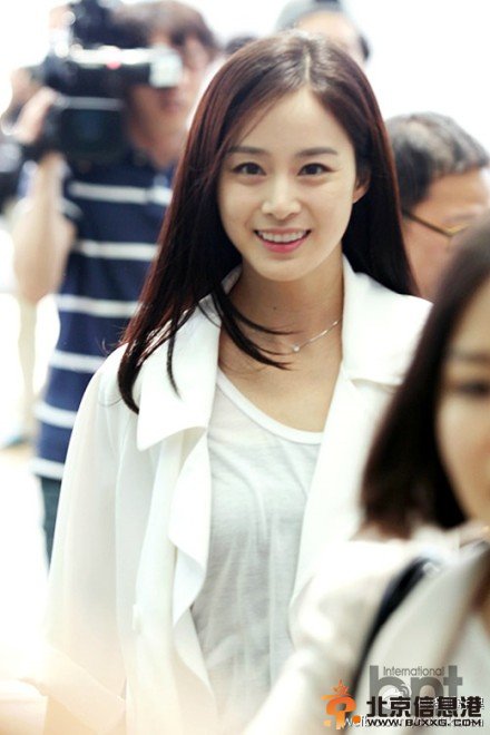 金泰熙机场照高清大图 金泰熙赴中国拍电视剧《书圣王羲之》