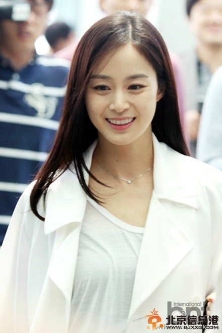 金泰熙机场照高清大图 金泰熙赴中国拍电视剧《书圣王羲之》