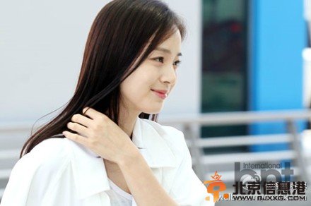 金泰熙机场照高清大图 金泰熙赴中国拍电视剧《书圣王羲之》