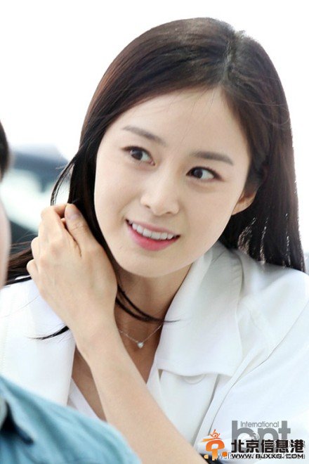 金泰熙机场照高清大图 金泰熙赴中国拍电视剧《书圣王羲之》