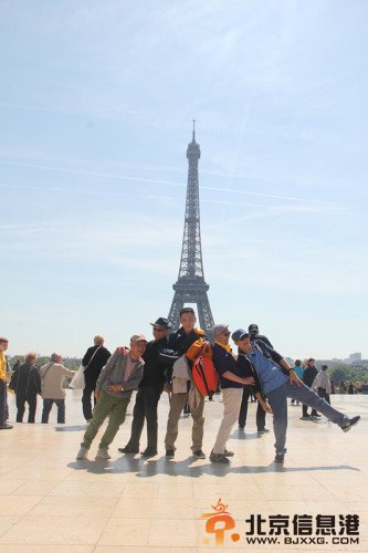 埃菲尔铁塔下合影