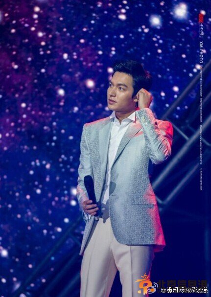 李敏镐<a href='http://www.bjxxg.cn/news/beijing/' target='_blank'><u>北京</u></a>粉丝见面会现场高清大图 粉丝提前为李敏镐庆生