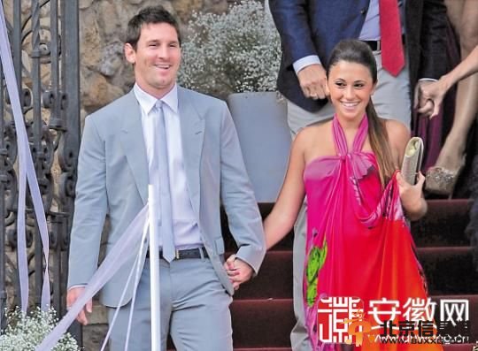 巴神飞吻未婚妻范妮 世界杯球星太太团热辣度排行榜出炉看谁更辣？