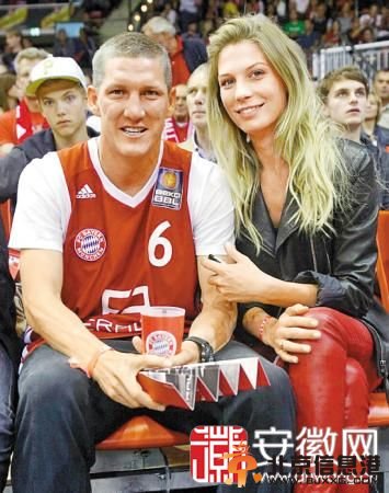 巴神飞吻未婚妻范妮 世界杯球星太太团热辣度排行榜出炉看谁更辣？