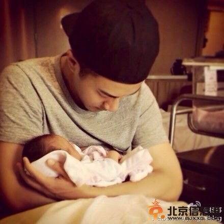 杨幂晒老公抱女照 刘恺威过父亲节抱女儿出镜【图】