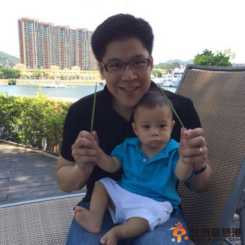 霍启刚抱子新照