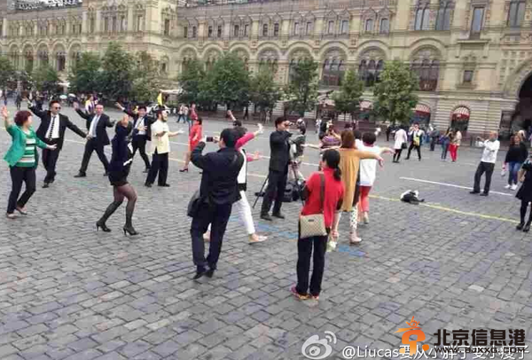 中国大妈莫斯科跳广场舞引来警察 红场