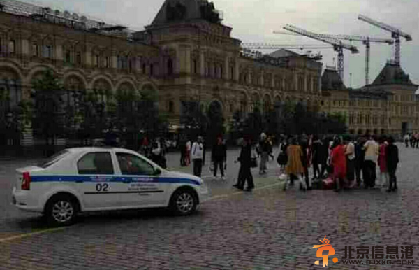 中国大妈莫斯科跳广场舞引来警察 红场