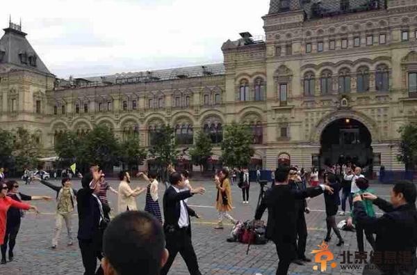 中国大妈莫斯科跳广场舞引来警察 红场