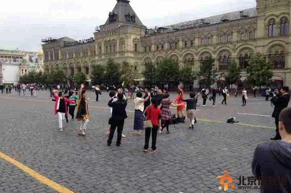 中国大妈莫斯科跳广场舞引来警察 红场