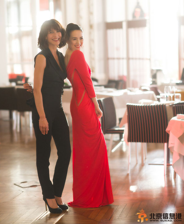 章子怡成浪漫电影节首位获奖华人影星 苏菲玛索颁奖