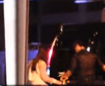 陈思成出轨夜会妙龄女子 干柴烈火6小时牵手过街