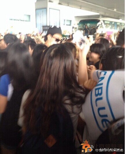 CNBlue录制《天天向上》机场照曝光 CNBlue长沙受欢迎粉丝热情现场混乱
