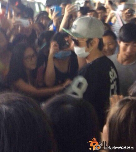CNBlue录制《天天向上》机场照曝光 CNBlue长沙受欢迎粉丝热情现场混乱