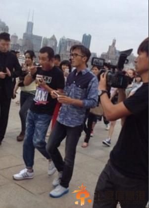 谢霆锋文章边走边吃