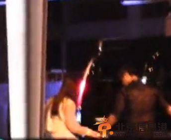 陈思成出轨夜会妙龄女子 干柴烈火6小时牵手过街