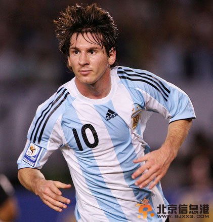 淘气德媒P图调侃爱炫腹肌的c罗 