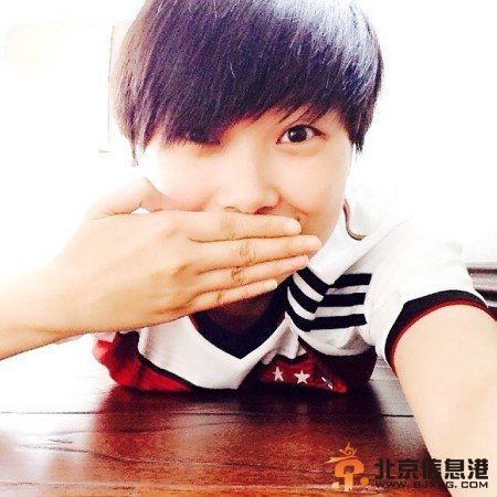 德迷李宇春穿德国队服自拍 进四球发四张自拍照