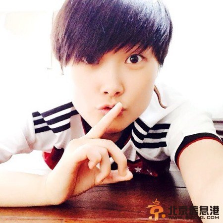 德迷李宇春穿德国队服自拍 进四球发四张自拍照