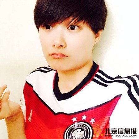 德迷李宇春穿德国队服自拍 进四球发四张自拍照
