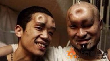 黄毅清贴两男凸额相