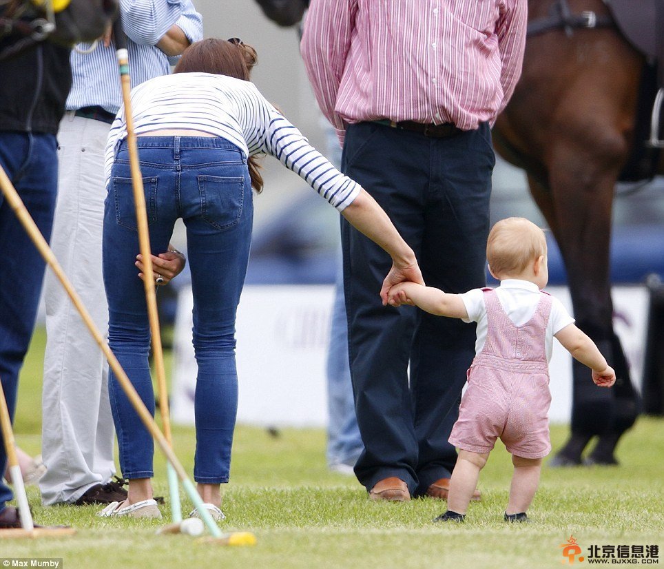 凯特王妃带儿子踢球萌翻众人 小王子趴在地上卖萌