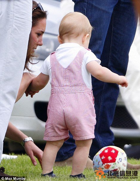 凯特王妃带儿子踢球萌翻众人 小王子趴在地上卖萌