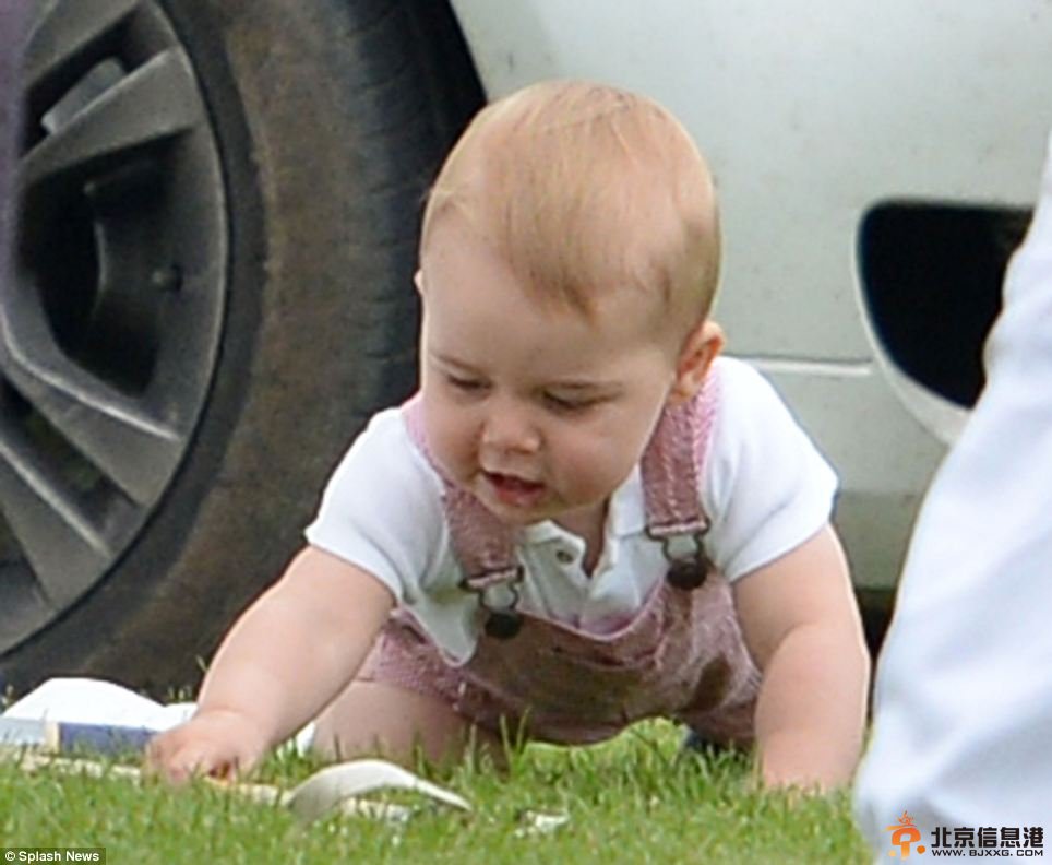 凯特王妃带儿子踢球萌翻众人 小王子趴在地上卖萌