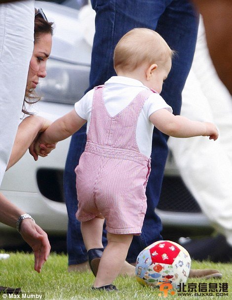凯特王妃带儿子踢球萌翻众人 小王子趴在地上卖萌