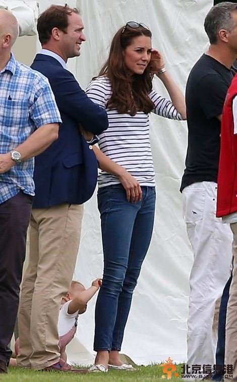 凯特王妃带儿子踢球萌翻众人 小王子趴在地上卖萌