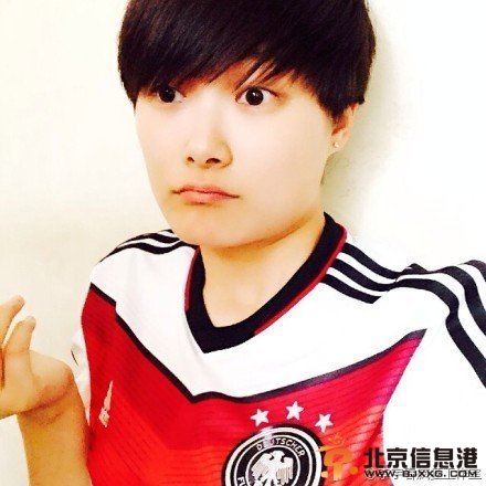 德迷李宇春陪父亲看球 穿德国队服自拍庆祝进球