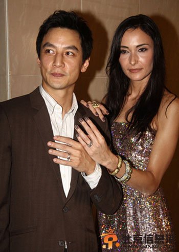 吴彦祖暂别娱乐圈照顾重病母亲 解散公司与老婆女儿陪伴父母