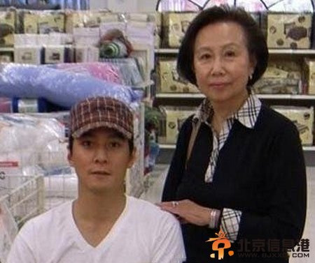 吴彦祖暂别娱乐圈照顾重病母亲 解散公司与老婆女儿陪伴父母