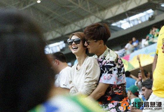 戚薇李承铉恋情曝光 二人当众拥抱热吻