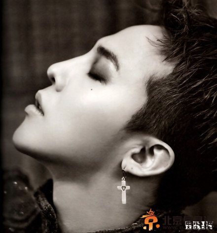 BigBang权志龙最新写真图片 黑色十字架纹身潮范十足