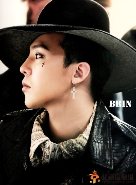 BigBang权志龙最新写真图片 黑色十字架纹身潮范十足