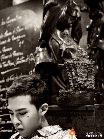 BigBang权志龙最新写真图片 黑色十字架纹身潮范十足