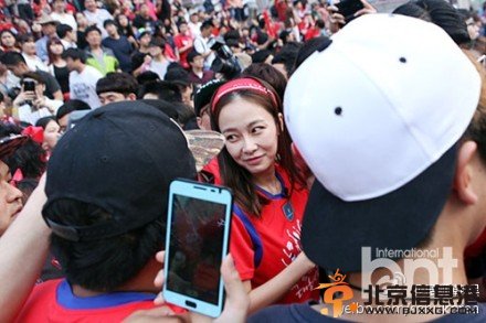 Roommate成员街头应援2014世界杯韩国<a href='http://www.bjxxg.cn/sports/zuqiu/' target='_blank'><u>足球</u></a> 应援现场高清大图