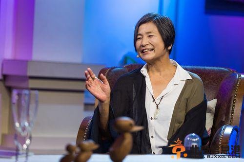 郑佩佩炮轰张柏芝给演员丢脸 爆料成龙私下最风流