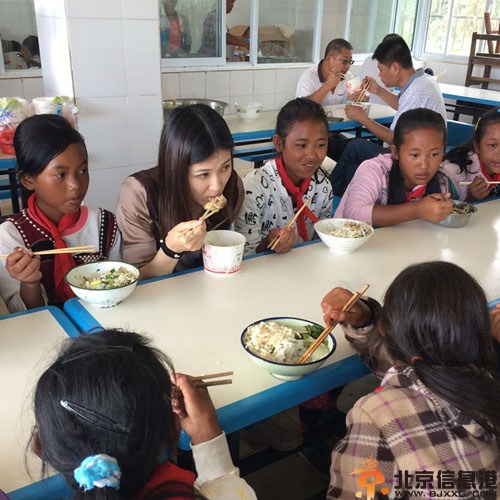 童蕾云南回访希望小学 其个人资料微博热议