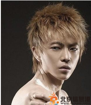 男生短发烫发发型 蓬松卷发尽显<a href='http://www.bjxxg.com/health/liangxing/' target='_blank'><u>男人</u></a>魅力