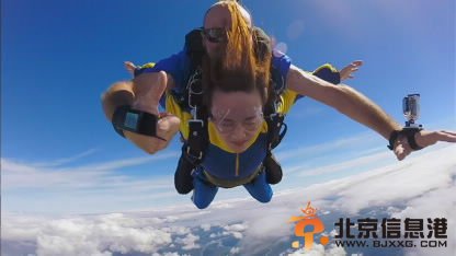 叶一茜跳伞吓得花容失色