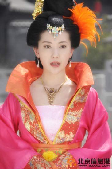 章子怡嫂子殷旭性感照曝光 女神范儿十足