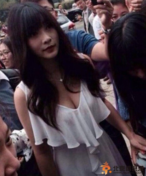 柳岩当快递员裸胸送货 宅男忙网购坐等柳岩美女送“艳福”